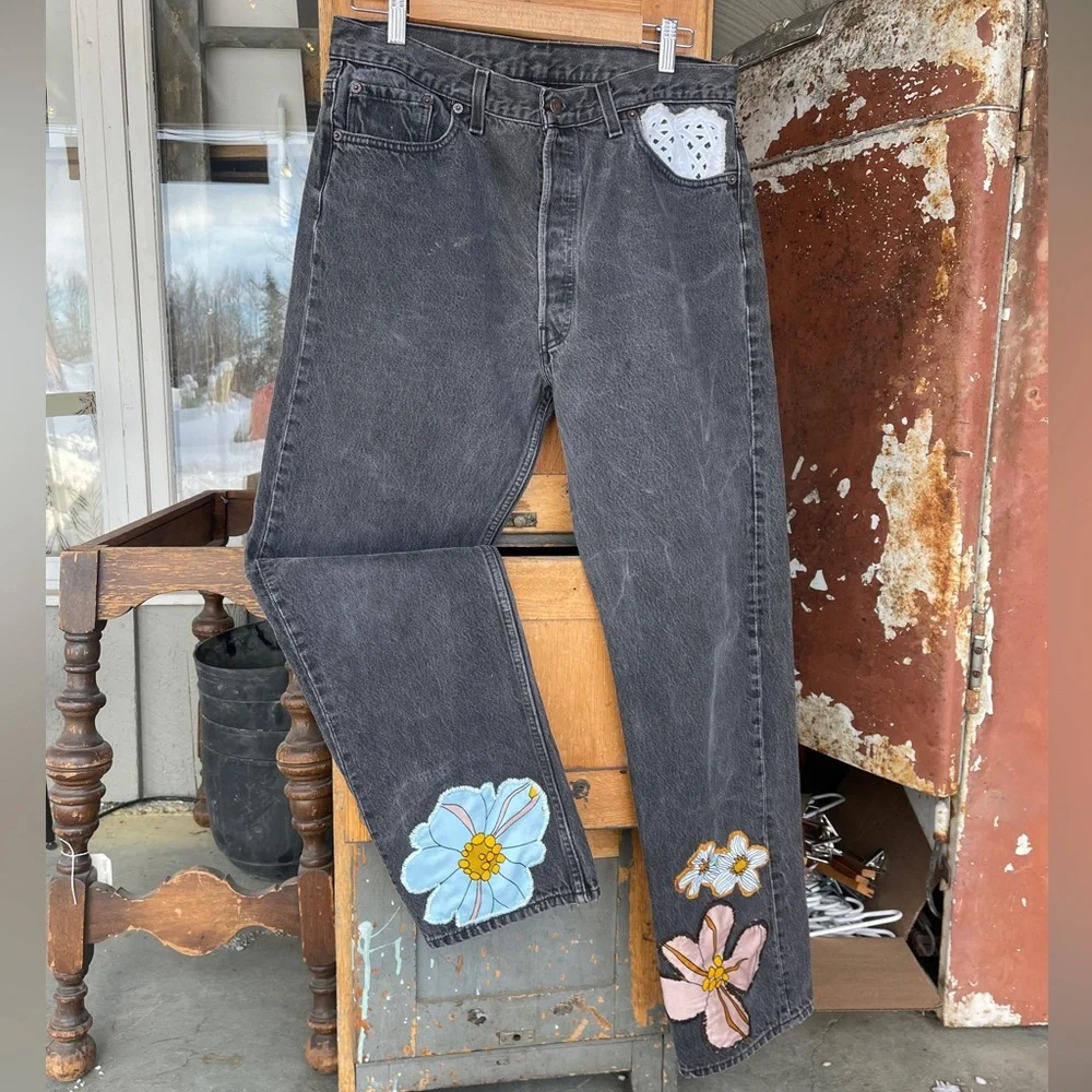 🍄SOLD🍄 Vintage Levi’s black jeans with floral patchwork size 36x32 - Picture 3 of 10